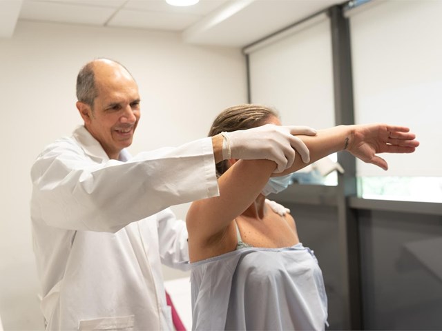 5 consejos prácticos para evitar sobrecargas y lesiones en el codo