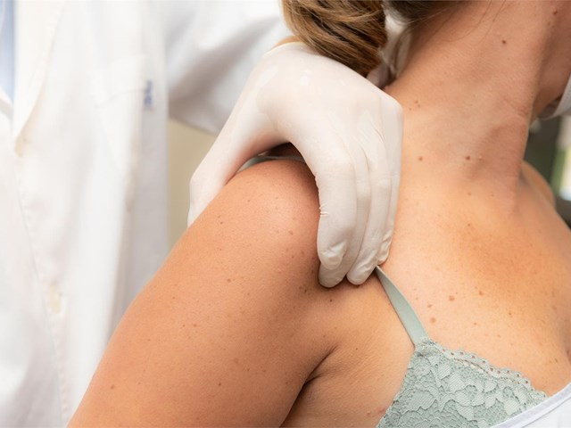 ¿Dolor de hombro que no desaparece? 5 señales de que podría tener una lesión del manguito rotador