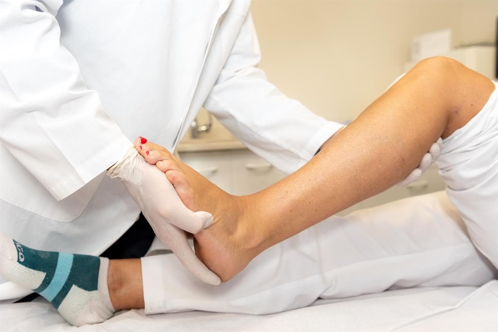 Fascitis plantar: 7 consejos y ejercicios para aliviar el dolor en la planta del pie