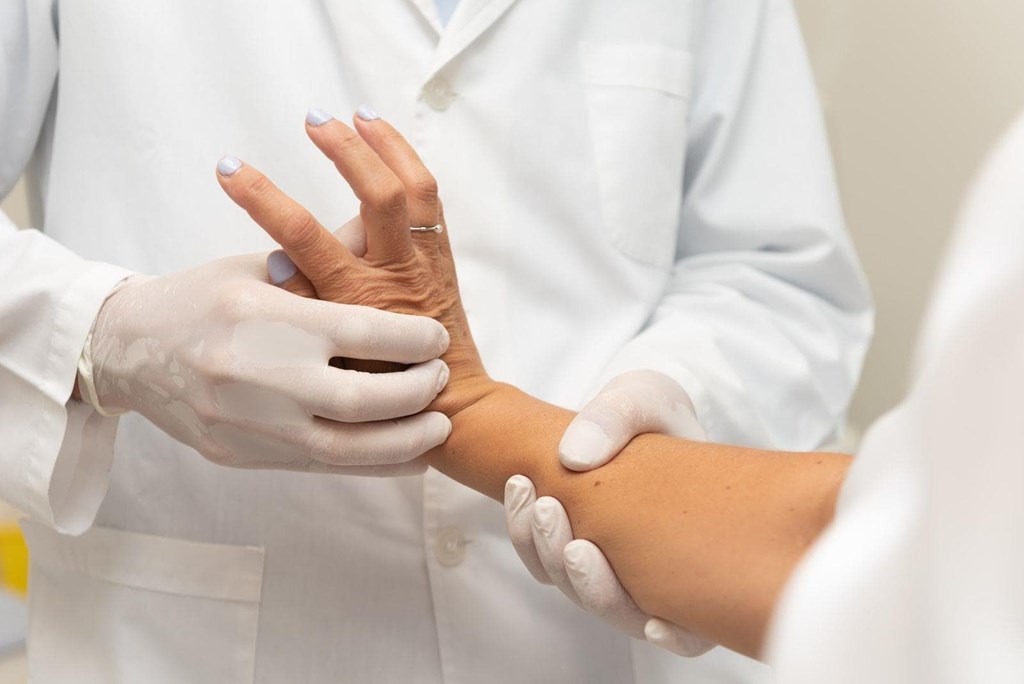 ¿Qué es el dedo en resorte y por qué se queda "enganchado"?