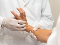 ¿Qué es el dedo en resorte y por qué se queda 